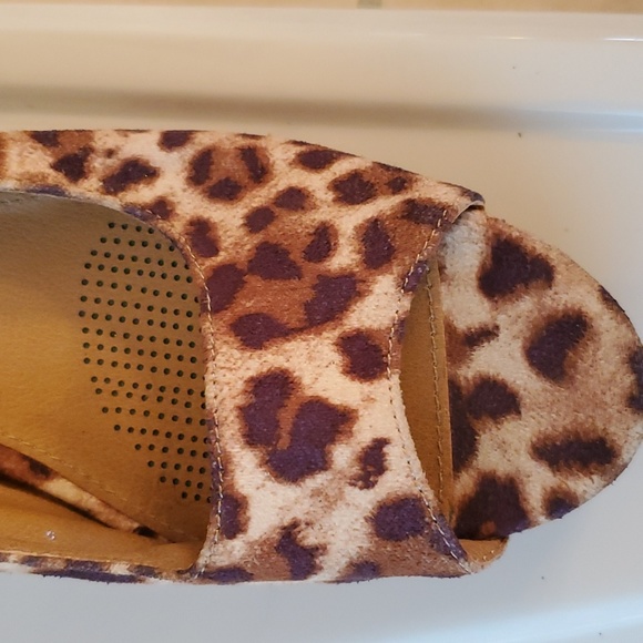 Comfortview Animal Print Pumps - Picture 8 of 12